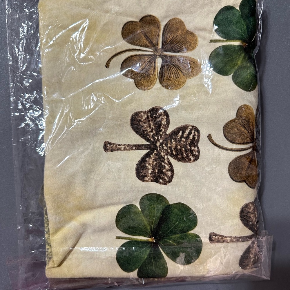 6 clovers graphic bleached t-shirt size 2XL (XXL), unisex sizing. - Picture 6 of 6